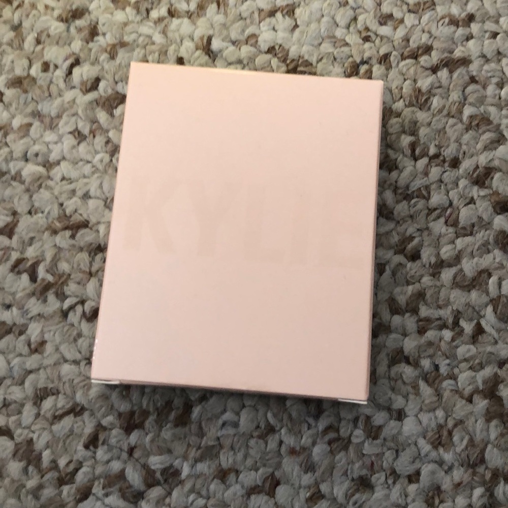 Kylie-highlighters- cotton candy cream
